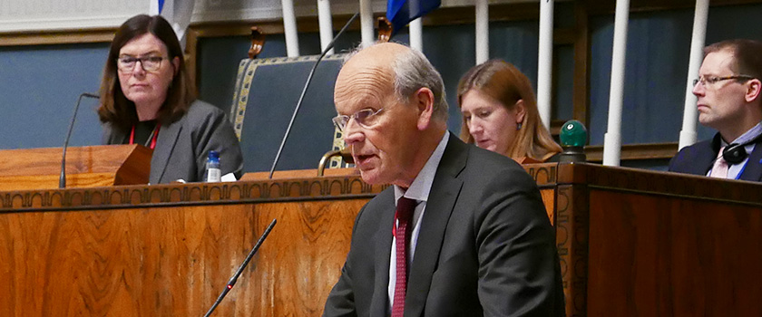 Michael Tetzschner på talerstolen i Helsingfors. Foto: Stortinget.