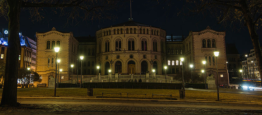 Stortingsbygningen under Earth Hour 2021. Foto: Benjamin A. Ward/Stortinget.