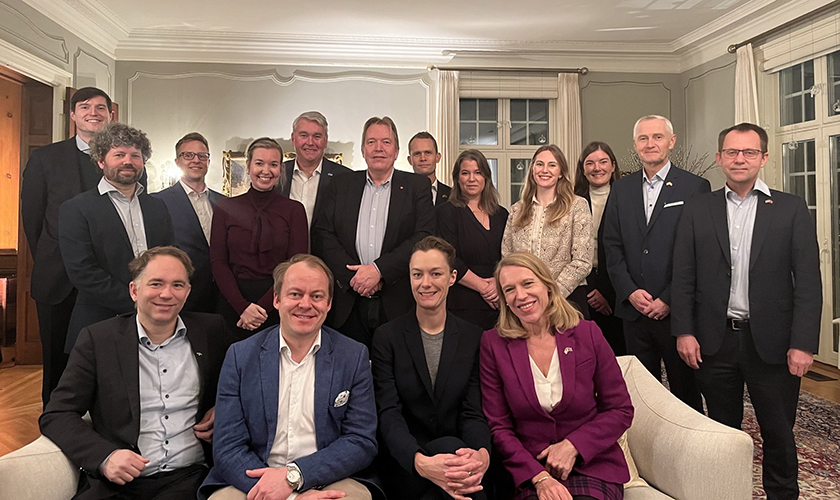 Stortingets delagasjon til NATO-PA på besøk hos Norges ambassadør til USA, Anniken Huitfeldt.