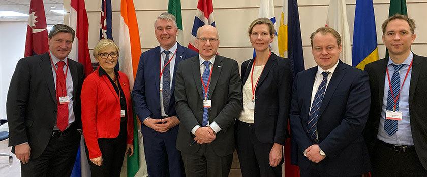 Delegasjonen samlet under møtene på National Defense University. F.v.: Christian Tybring-Gjedde, Liv Signe Navarsete, Trond Helleland, Hårek Elvenes, Marianne Marthinsen, Erlend Wiborg og Tellef Inge Mørland. Foto: Stortinget.