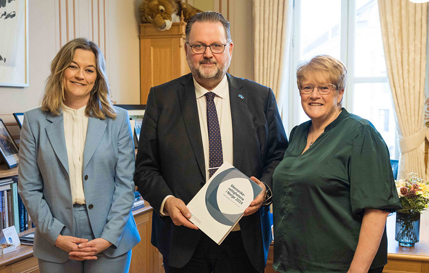 NIM-direktør Adele Matheson Mestad, styreleder Trine Skei Grande og Stortingets første visepresident Svein Harberg under overleveringen av årsmeldingen.