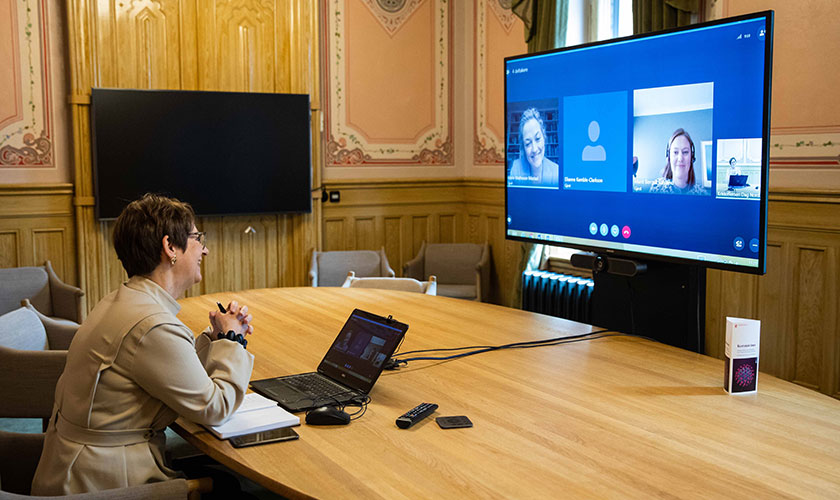 NIMs direktør Adele Matheson Mestad og styreleder Marit Berger Røsland under den digitale overleveringen av årsmeldingen til stortingspresident Tone W. Trøen. Foto: Stortinget.