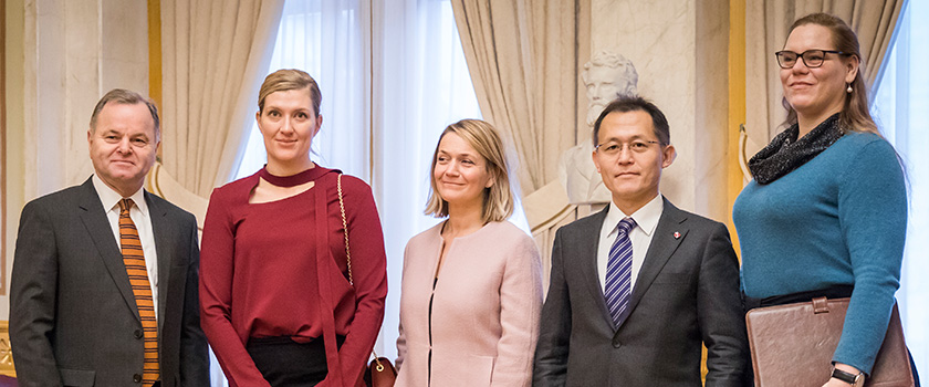 Stortingspresident Olemic Thommessen sammen med medlemmene av ICAN:Leder Beatrice Fihn, Grethe Östern, Akira Kawasaki og Susi Snyder. Foto: Stortinget.