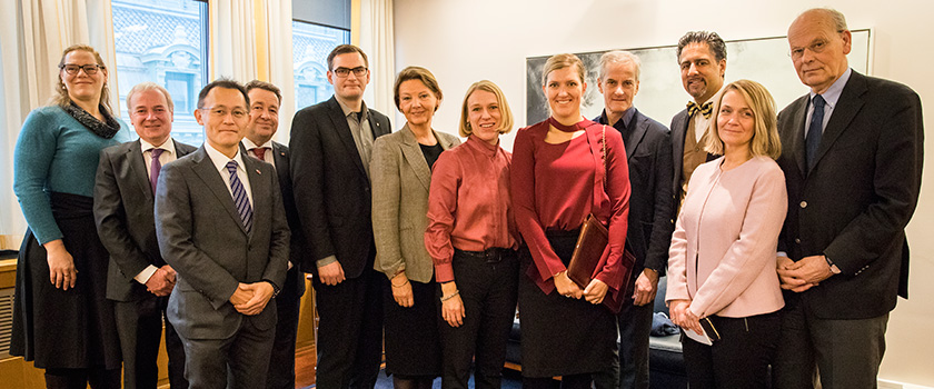 Medlemmene av ICAN i møte med utenriks- og forsvarskomiteen. Foto: Stortinget.