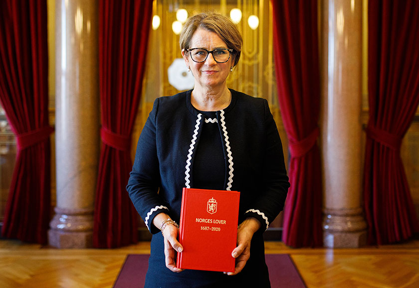Stortingspresident Tone Wilhelmsen Trøen med den nye utgaven av Norges Lover. Foto: Stortinget.