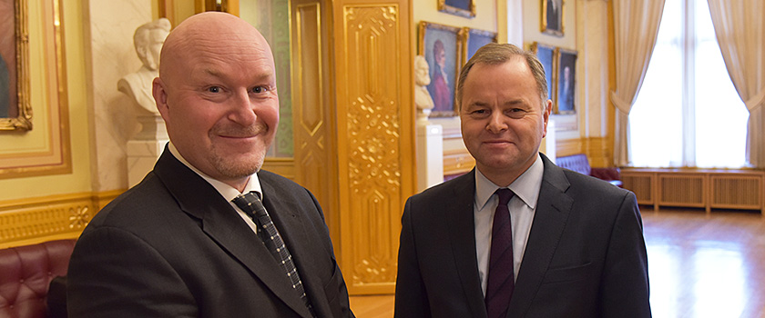 Kommisjonsleder Frank K. Olsen og stortingspresident Olemic Thommessen. Foto: Stortinget.