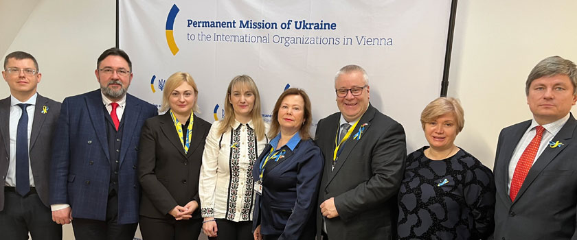 Norske delegater møter Ukrainas delegasjon til OSSE PA. Fra venstre: delegasjonsmedlem Pavlo Frolov, Ukrainas delegasjonsleder Mykyta Poturaiev, delegasjonsmedlem Yevheniia Kravchuk, delegasjonsmedlem Nataliia Pipa, Norges delegasjonsleder Siv Mossleth, nestleder i Norges OSSE PA-delegasjon Bård Hoksrud, delegasjonsmedlem Iryna Gerashchenko, delegasjonsmedlem Artur Gerasymov. 