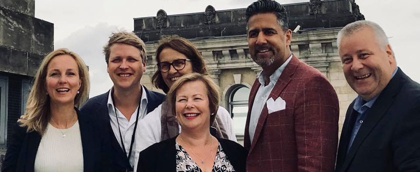 Den norske delegasjonen på taket av riksdagsbygningen i Berlin, hvor hovedsesjonen ble holdt: Torill Eidsheim, Åsmund Aukrust, Kari Henriksen, Siv Mossleth, Abid Q. Raja og Bård Hoksrud. Foto: Stortinget