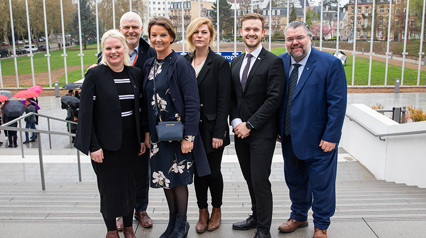 Frå venstre: Silje Hjemdal, Petter Eide, Ingjerd Schou, Jette Christensen, Vetle Wang Soleim og Morten Wold. Lise Christoffersen var ikkje til stades da bildet blei tatt. Foto: Stortinget.