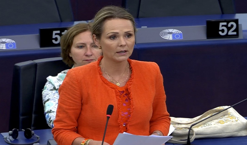 Linda Hofstad Helleland (H), Lisa Marie Ness Klungland (Sp), Lise Selnes (A) og delegasjonsleder Ingjerd Schou (H) foran Europarådet.