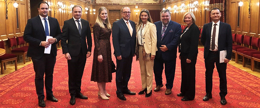 Emilie Enger Mehl, Ingjerd Schou, Morten Wold, Lise Christoffersen saman med medlemmer av Ungarns delegasjon til PACE og Norges ambassadør Olav Berstad (til høgre). Foto: Stortinget.