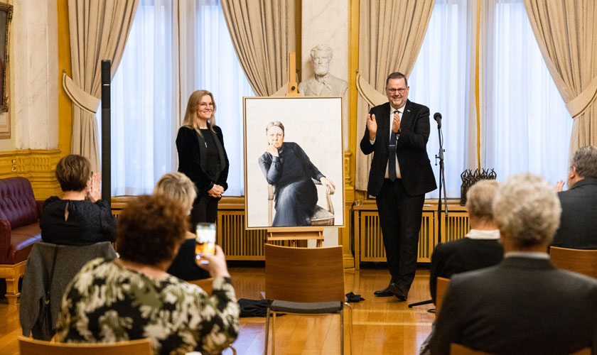 The artist Marianne Wiig Storaas with Svein Harberg, First Vice President of the Storting. Photo: Peter Mydske/Storting.