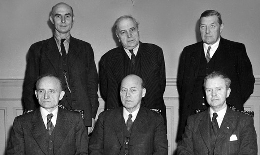 Stortinget valgte disse seks til å sitte i presidentskapet i desember 1945: Stående: Aldor Ingebrigtsen (Lagtingets visepresident), C. J. Hambro (odelstingspresident), Olav Oksvik (Odelstingets visepresident). Sittende: Jakob Mathias Antonson Lothe (lagtingspresident), Fredrik Monsen (stortingspresident) og Gustav Natvig-Pedersen (Stortingets visepresident). Foto: NTB