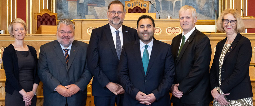 Stortingets presidentskap. Fra venstre: Femte visepresident Ingrid Fiskaa (SV), tredje visepresident Morten Wold (FrP), første visepresident Svein Harberg (H), president Masud Gharahkhani (A), andre visepresident Nils T. Bjørke (Sp) og fjerde visepresident Kari Henriksen (A). Foto: Stortinget.