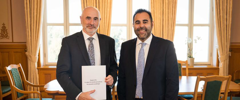 Utvalgsleder Dag Terje Andersen under overleveringen utvalgets rapport til stortingspresident Masud Gharahkhani 2. oktober 2023. Foto: Stortinget.