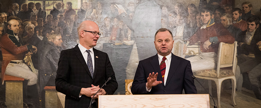 Den canadiske parlamentspresidenten Geoff Regan fikk en omvisning i stortingssalen av stortingspresident Olemic Thommessen. Foto: Stortinget.