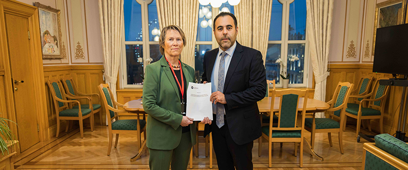 Leder av EOS-utvalget, Grete Faremo, overleverte særskilt melding til stortingspresident Masud Gharahkhani 12. november 2025.