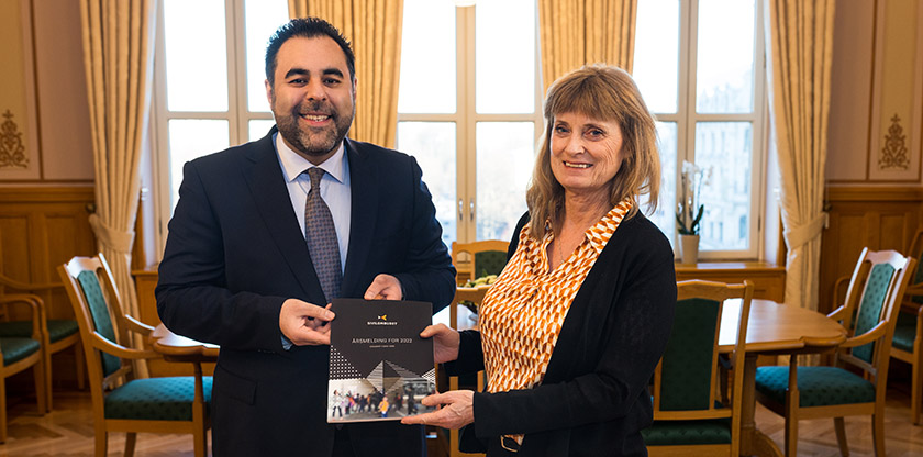 Sivilombud Hanne Harlem overleverer Sivilombudets årsmelding til stortingspresident Masud Gharahkhani.