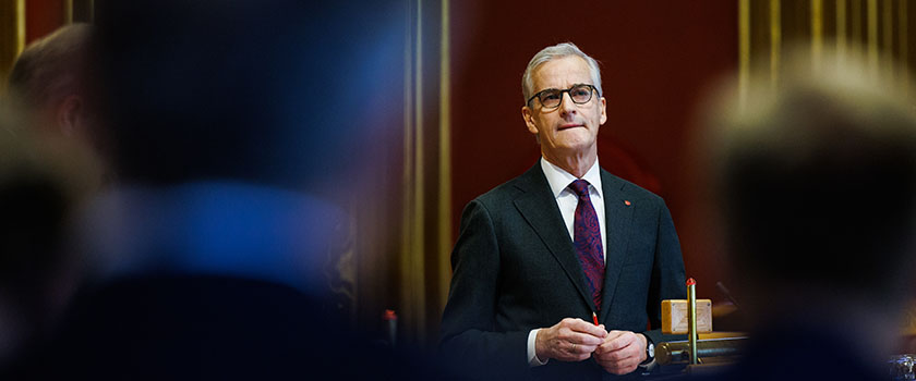 Statsminister Jonas Gahr Større i spørjetimen 27. oktober 2021. Foto: Stortinget.