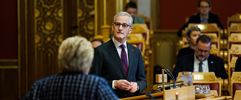 Statsminister Jonas Gahr Større og Erna Solberg i spørretimen 27. oktober 2021. Foto: Stortinget.
