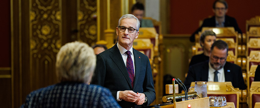 Statsminister Jonas Gahr Større og Erna Solberg i spørretimen 27. oktober 2021.