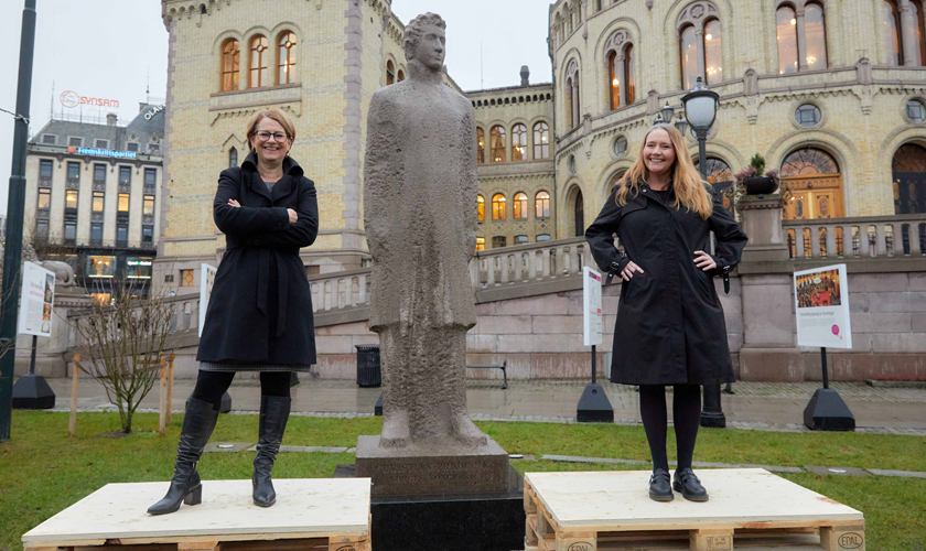 Stortingspresident Tone Wilhelmsen Trøen og første visepresident Eva Kristin Hansen på Eidsvolls plass der statuen av Anna Rogstad skal stå. Foto: Stortinget.