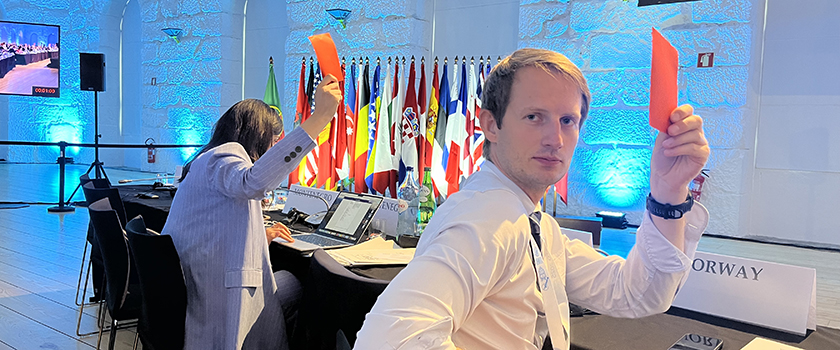 Aleksander Stokkebø under votering på OSSE PAs hovedsesjon sommeren 2025.