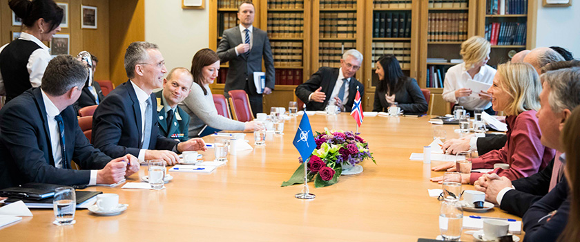 Jens Stoltenberg i møte med utenriks- og forsvarskomiteen. Foto: Stortinget.