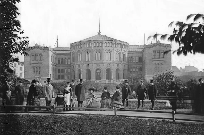 Personer utenfor stortingsbygningen i 1870