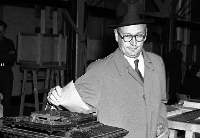 Former Minister of Foreign Affairs Halvard Lange votes at the parliamentary election in 1949. Photo: NTB Scanpix