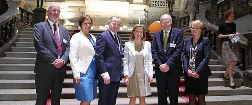 Den norske delegasjonen sammen med parlamentspresident Christa Markwalder i det sveitsiske parlamentet. Foto: Stortinget.