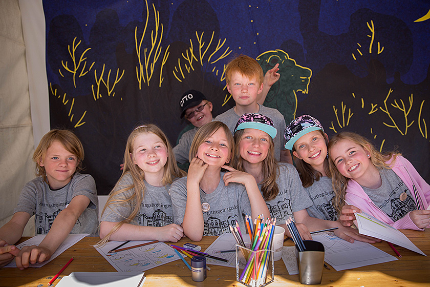 Pupils from Grav school in Bærum in the drawing tent. Photo: Morten Brakestad/Storting.