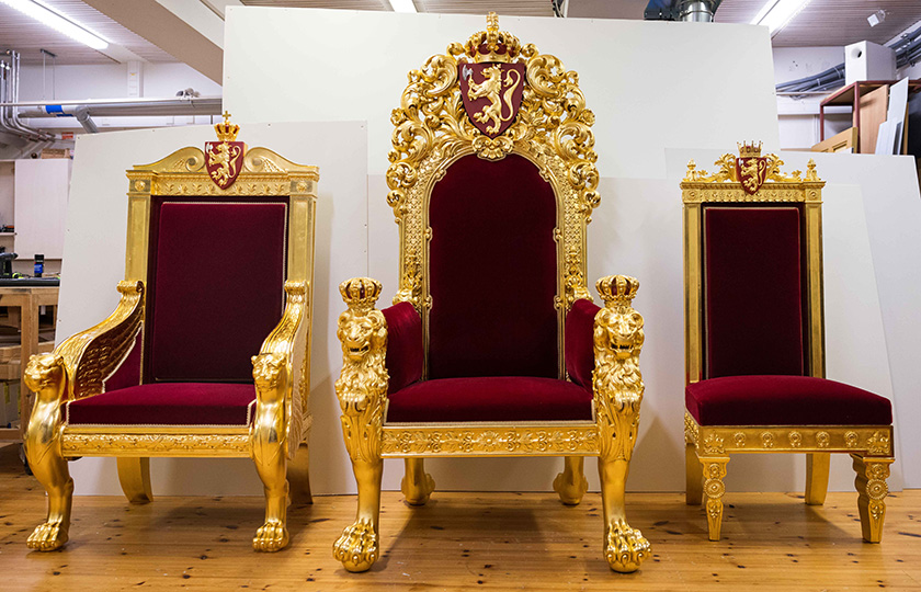 Dronningstolen, tronstolen og prinsestolen.