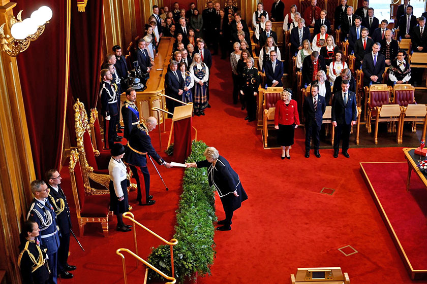 Statsminister Erna Solberg overrekker trontalen til H.M. Kong Harald. Foto: Benjamin A. Ward/Stortinget.