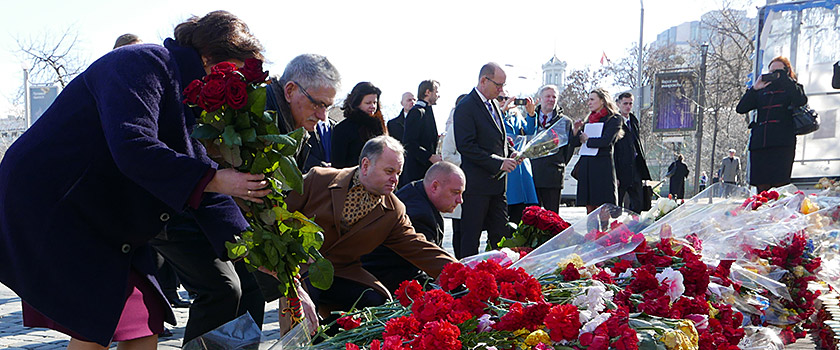 Foto av stortingspresident Olemic Thommesen som legger ned blomster på Maidan-plassen i Kyev.