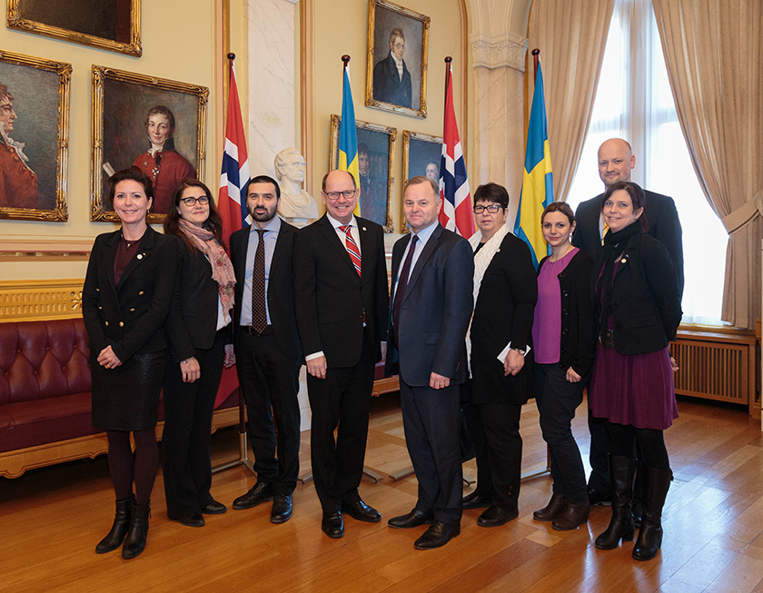 Cecilie Tenfjord-Toftby (Moderaterna), Janine Alm Ericson (Miljøpartiet), Ali Esbati (Vänsterpartiet), talman Urban Ahlin, stortingspresident Olemic Thommessen, Phia Andersson (Socialdemokraterna), Paula Bieler (Sverigedemokraterna), Daniel Bäckström (Centern) og Emma Carlsson Löfdahl (Liberalerna). Foto: Stortinget/Morten Brakestad