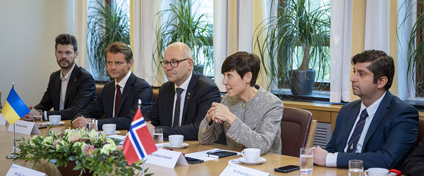 Medlemmer fra utenriks- og forsvarskomiteen reiser til Brussel torsdag 29. januar. Dette bildet er fra et tidligere møte på Stortinget. Fra venstre: Bjørnar Moxnes (R), Peter Frølich (H), Nils-Ole Foshaug (A), Ine Eriksen Søreide (H) og Himanshu Gulati (FrP). 