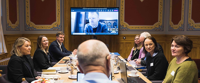 Møte i det nye grunnlovsutvalget. Utvalgets medlemmer samlet rundt et konferansebord.