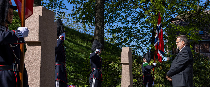 Første visepresident Svein Harberg la ned krans og holdt tale ved retterstedet på Akershus festning i anledning frigjørings- og veterandagen 8. mai. Foto: Stortinget.