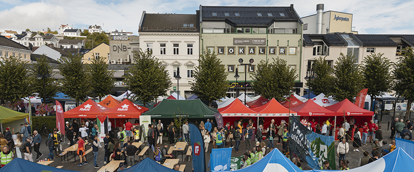Sam Eydes plass i Arendal under Arendalsuka 2025.