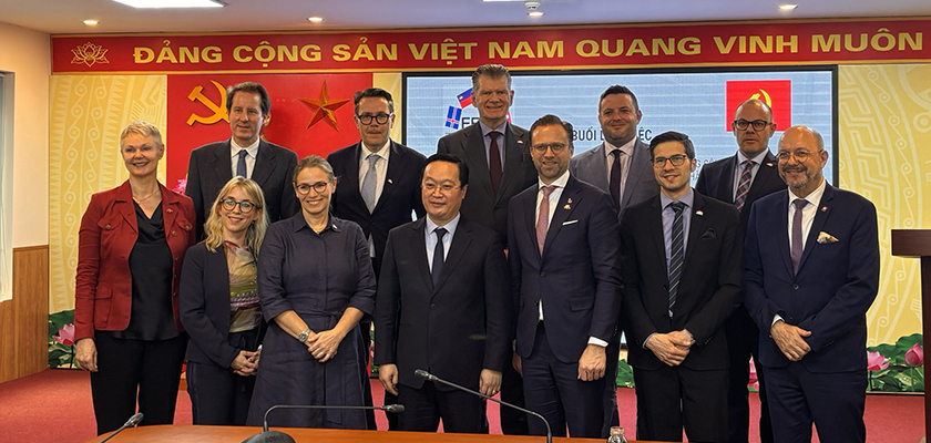 EFTA-delegasjonen med myndighetspersoner i Hanoi.