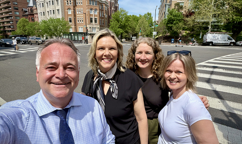 NRKs korrespondent i Washington D.C., Anders Tvegård, sammen med Sylvi Listhaug (FrP), Tuva Moflag (A) og komitéråd Unni Feiring.