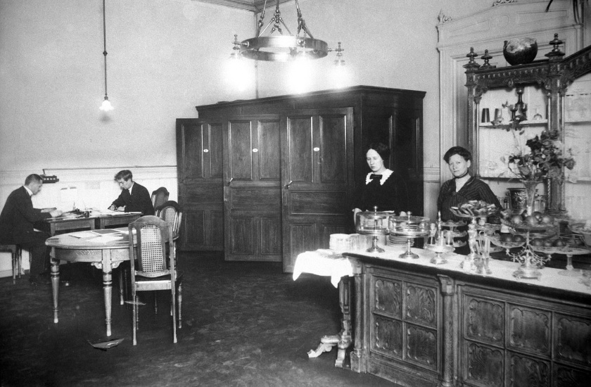 Den ytre delen av stortingsrestauranten slik den så ut i 1914, med tre telefonkiosker.