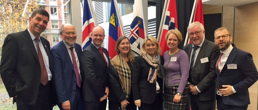 Stortingets EØS/EFTA-delegasjon sammen med statsråd Mæland. Foto: Stortinget.