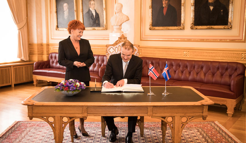 På Stortinget ble Jóhannesson tatt i mot av Stortingets 1. visepresident Marit Nybakk. Foto: Stortinget.