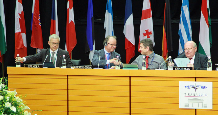 Øyvind Halleraker, Head of the Norwegian Delegation, presented a report on the threat scenario in the Middle East to the NATO Parliamentary Assembly. Photo: NATO PA. 