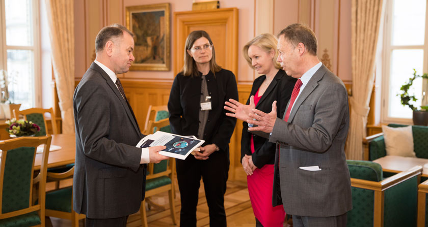 Stortingspresidenten mottar årsmelding 2016 fra Norges nasjonale institusjon for menneskerettigheter (NIM). Foto: Stortinget.