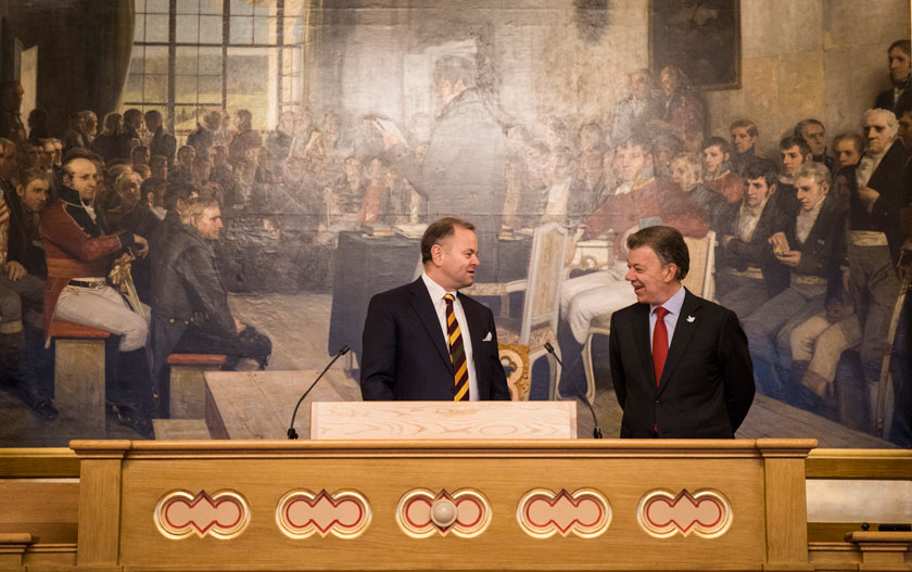 Stortingspresident Olemic Thommessen viser årets fredsprisvinner, Colombias president Juan Manuel Santos, stortingssalen. Foto: Stortinget.