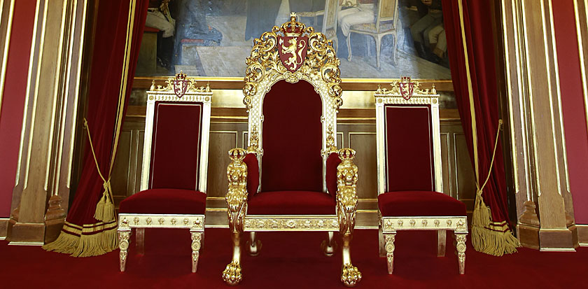 Tronstolen med dronningstol og prinsestol.
