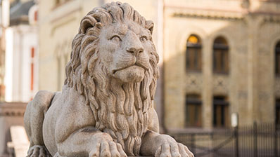 Løven utenfor Stortinget.